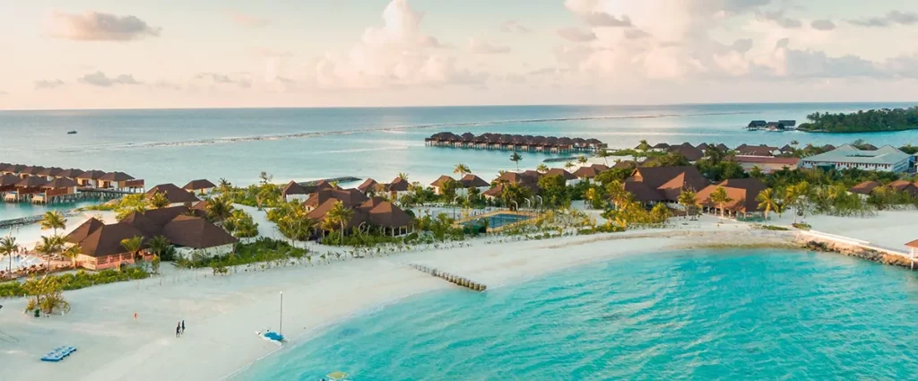 vista aerea de un resort de lujo en Maldivas
